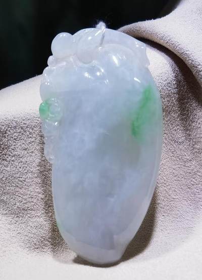纯天然翡翠富瓜白底漂阳绿，水润十足，料大干净！尺寸:54mm*28mm*8mm 纯天然翡翠富瓜白底漂阳绿，水润十足，料大干净！尺寸:54mm*28mm*8mm