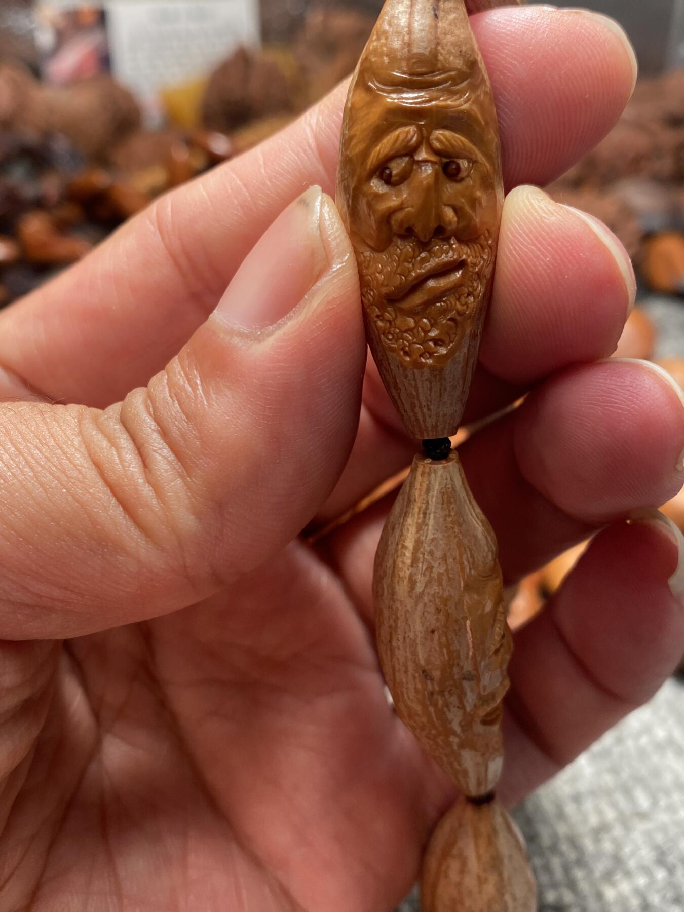 苏工核雕放漏价 福利苏工核雕手工柳叶老籽七星罗汉，手串手持，一年能包桨的硬货尺寸1。6x4.35喜欢的来价格不贵