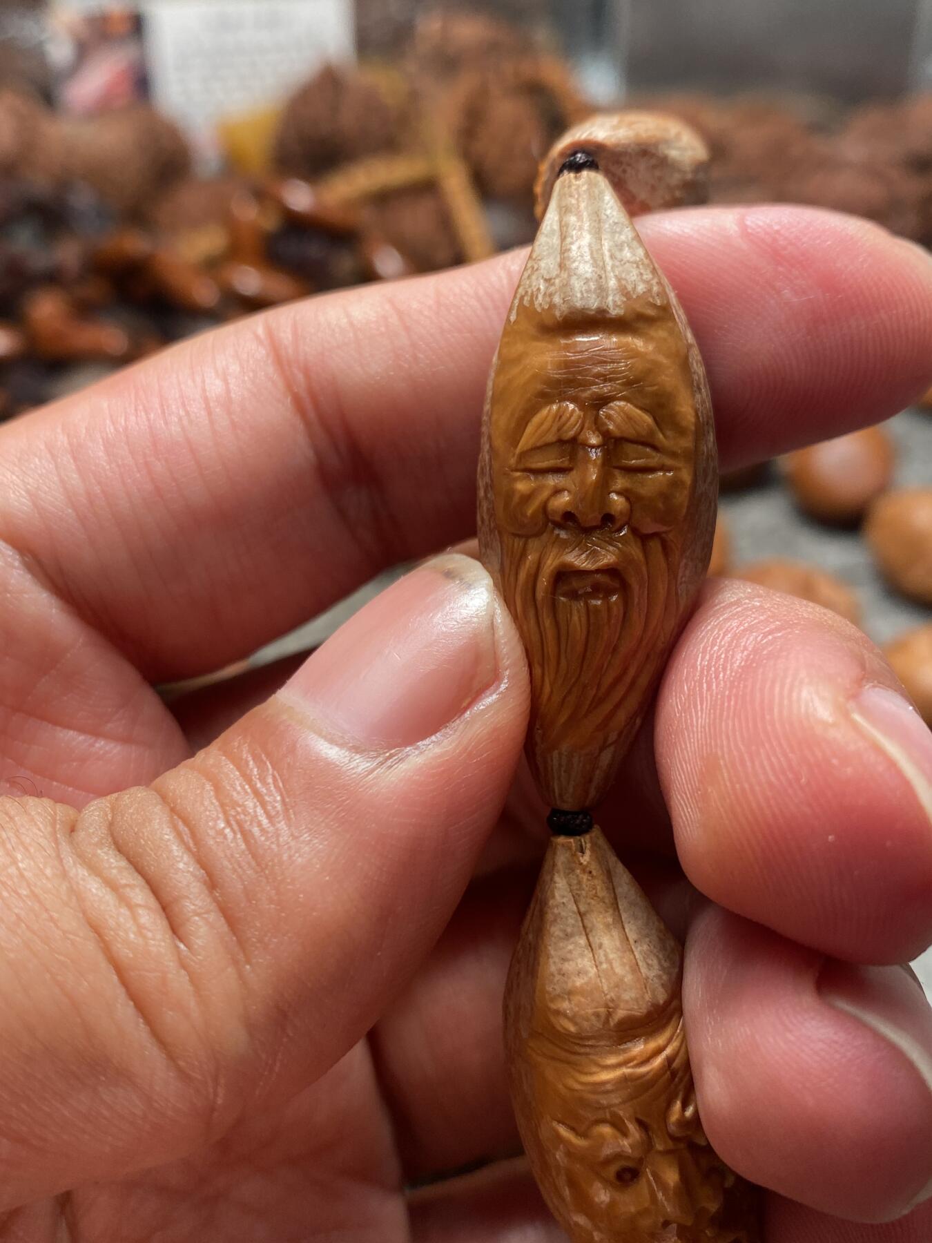 苏工核雕放漏价 福利苏工核雕手工柳叶老籽七星罗汉，手串手持，一年能包桨的硬货尺寸1。6x4.35喜欢的来价格不贵