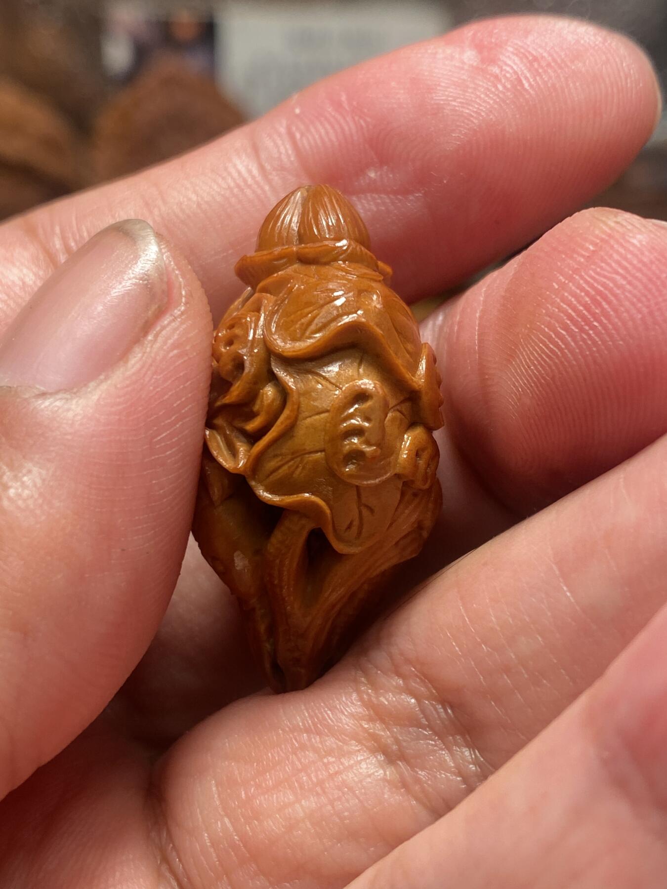 苏工核雕放漏价 苏工核雕四花老核年年有余，荷花鲤鱼，老苏工市场极罕见，喜欢的来，尺寸2。6x3。6可搭任何串串