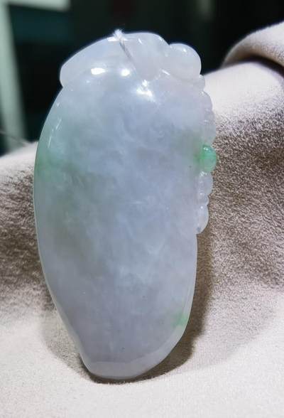 纯天然翡翠富瓜白底漂阳绿，水润十足，料大干净！尺寸:54mm*28mm*8mm 纯天然翡翠富瓜白底漂阳绿，水润十足，料大干净！尺寸:54mm*28mm*8mm