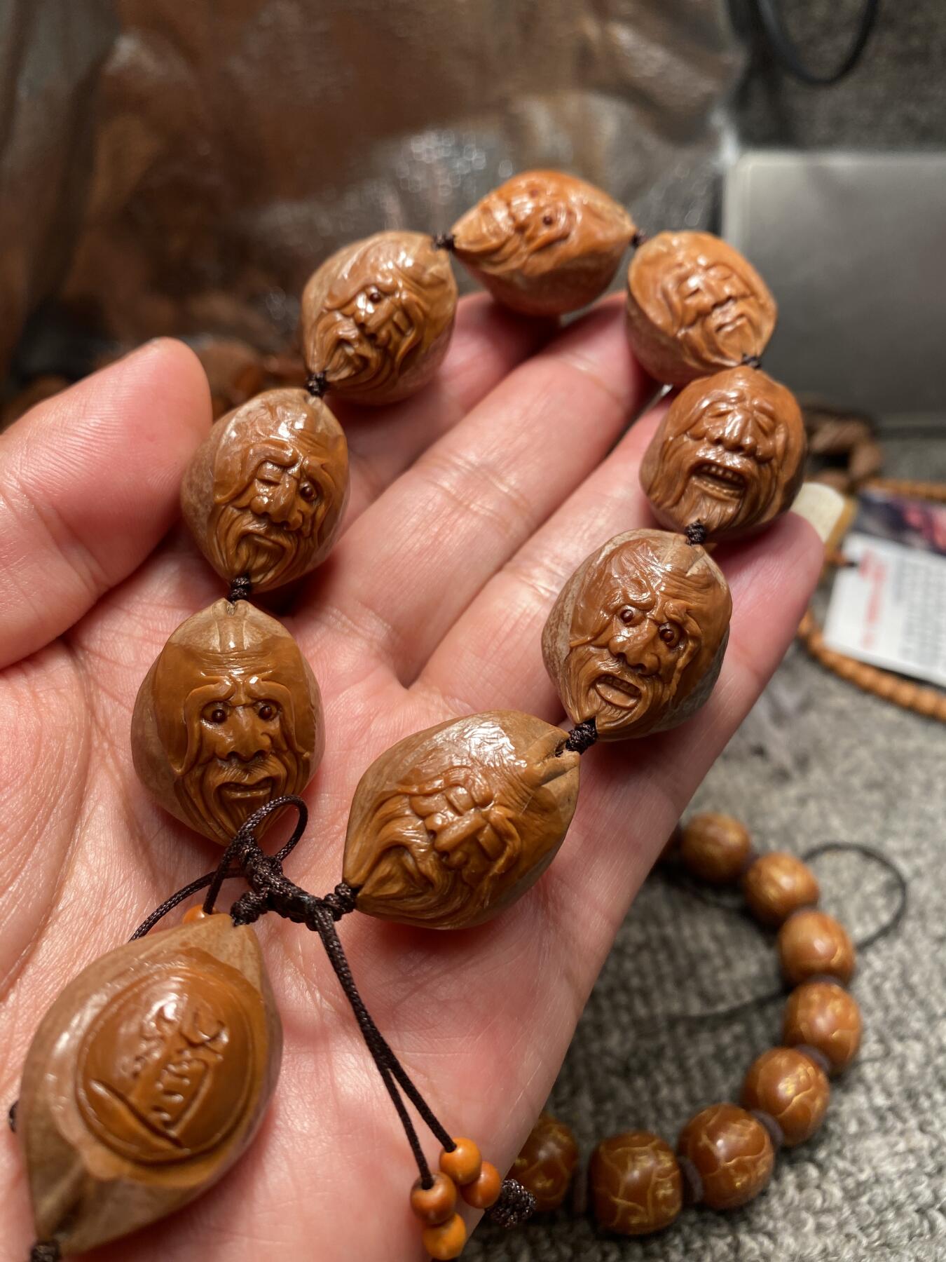 苏工核雕放漏价 苏工核雕纯手工雕刻铁核留刀痕手串，南极仙翁，表情丰富，核色红润，立体感十足尺寸2。0x2。8喜欢的来