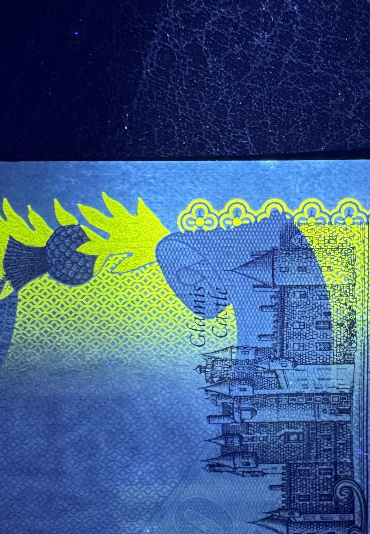 收藏联盟Quantum Auction 第378期拍卖  苏格兰皇家银行2000年20镑伊丽莎白王太后100周岁纪念钞 品相UNC 顶边有十分轻微的荧光点