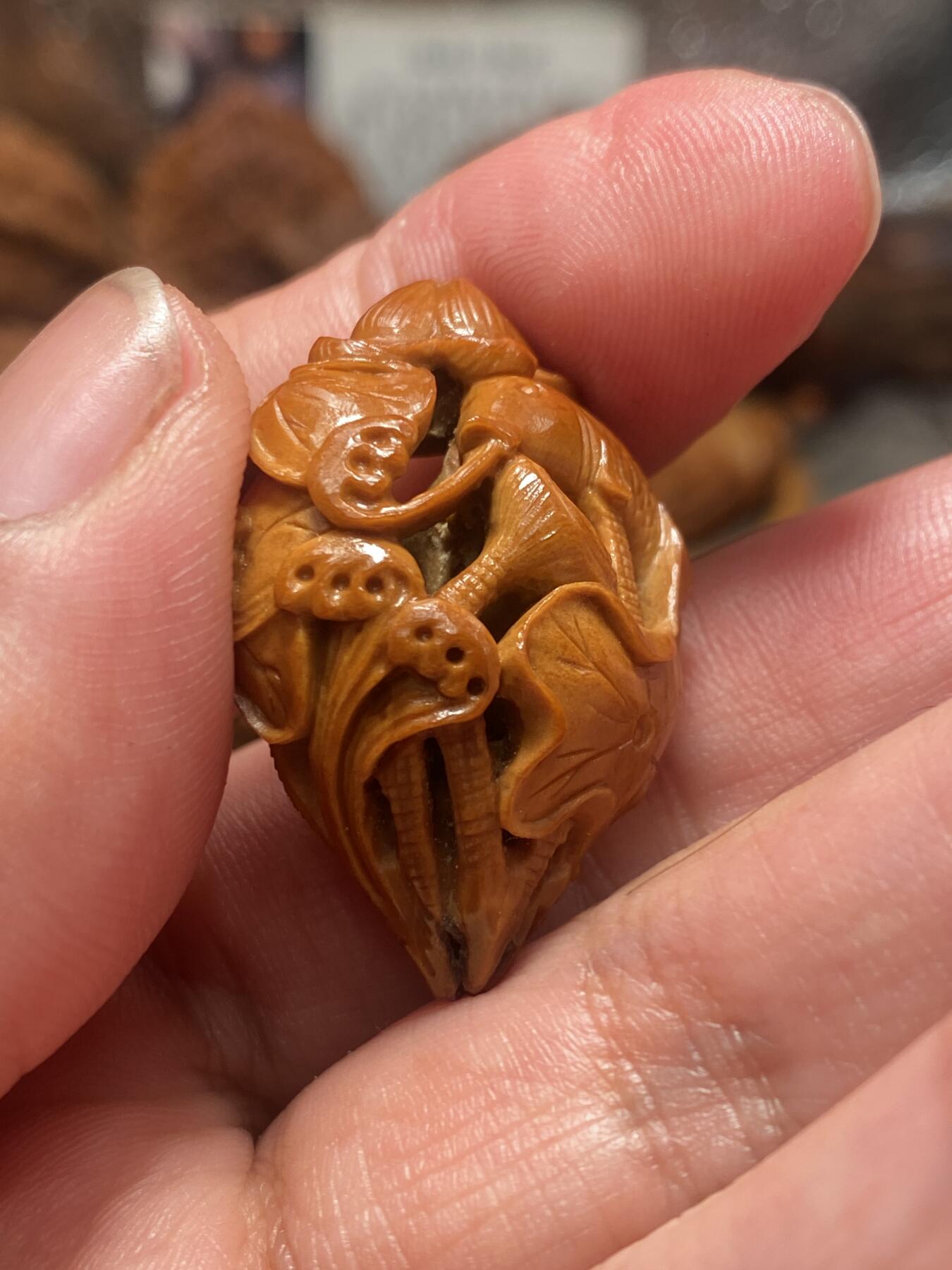 苏工核雕放漏价 苏工核雕四花老核年年有余，荷花鲤鱼，老苏工市场极罕见，喜欢的来，尺寸2。6x3。6可搭任何串串