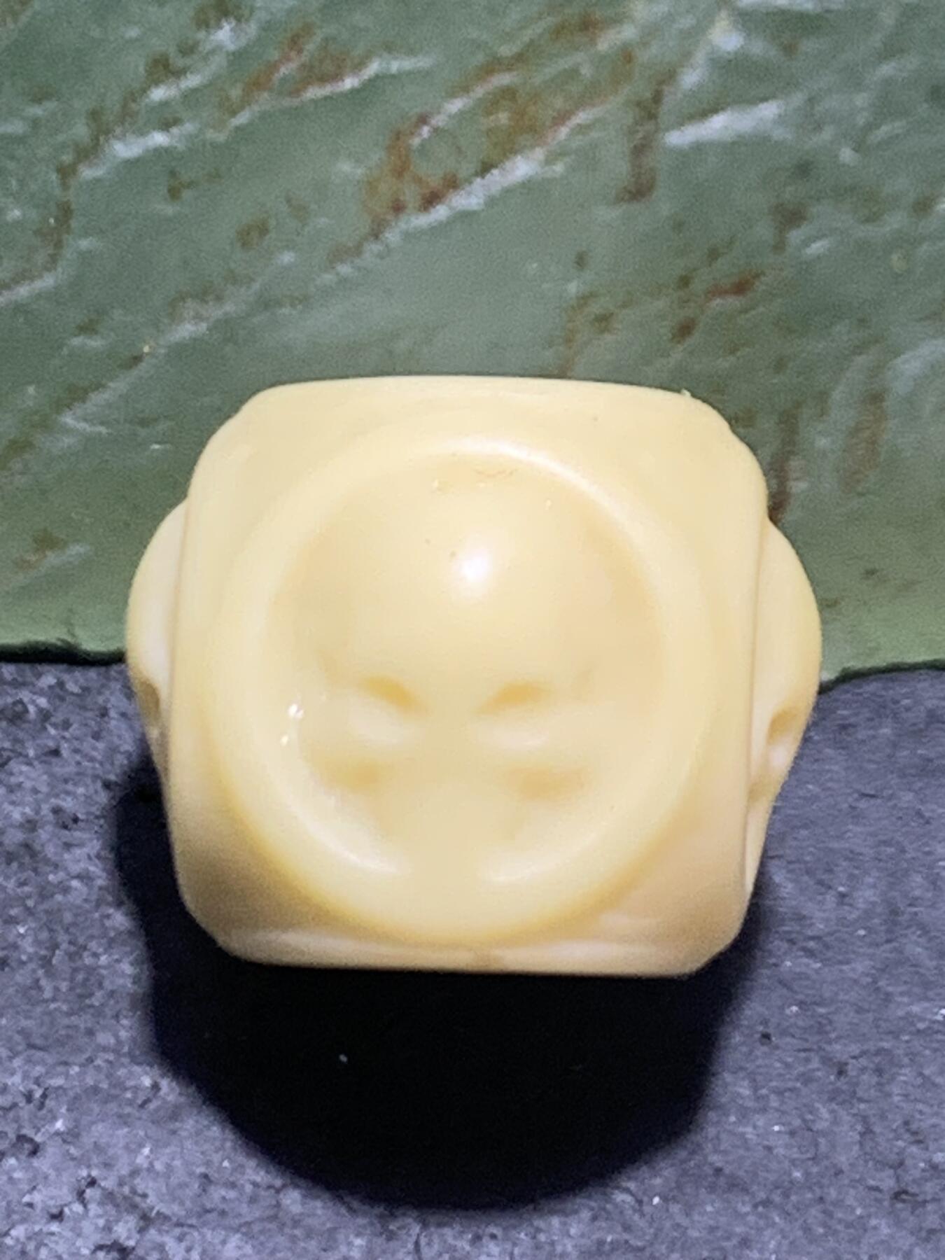 精美高玉化金膏玉雕刻骷髅珠一个，