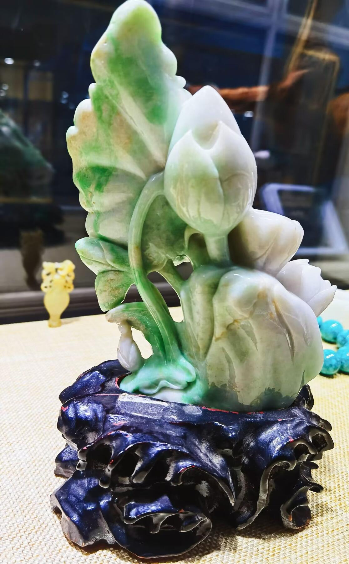合家欢喜翡翠摆件双面精雕细刻，色泽鲜艳夺目，寓意吉祥。含底座尺寸：高：18宽11保质保量支持全国复检！