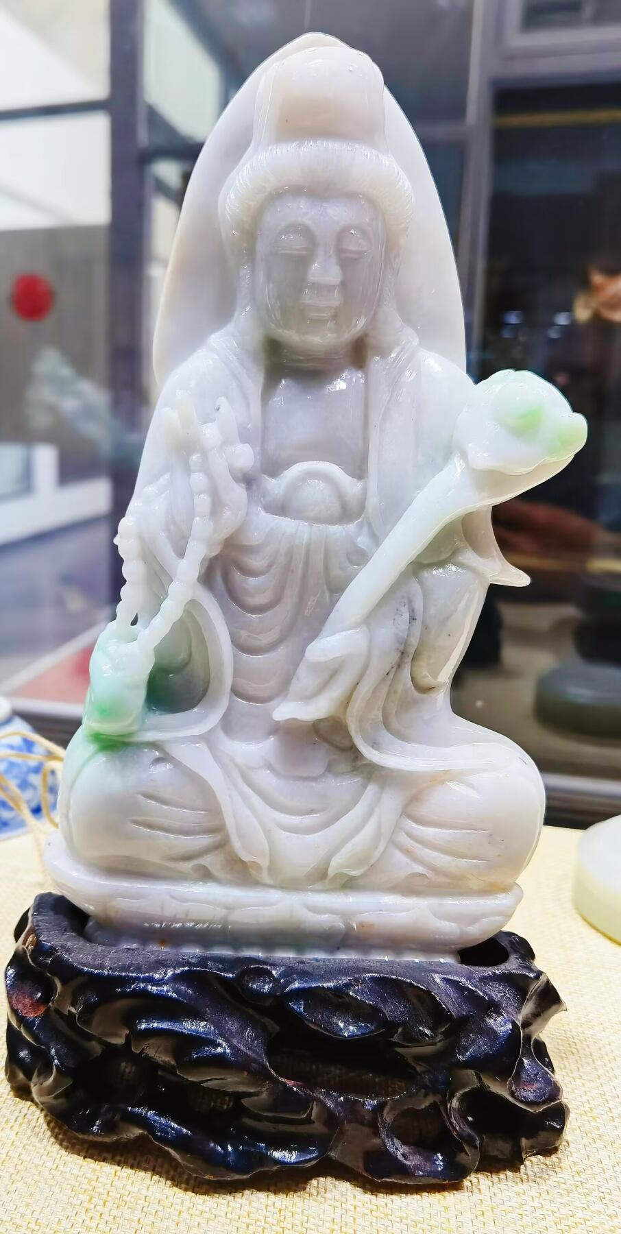 翡翠观音摆件白底带青翠，玉质结构紧致无颗粒感，大慈大悲救苦救难观世音菩萨，尺寸：含底座高：21.3宽13厚3