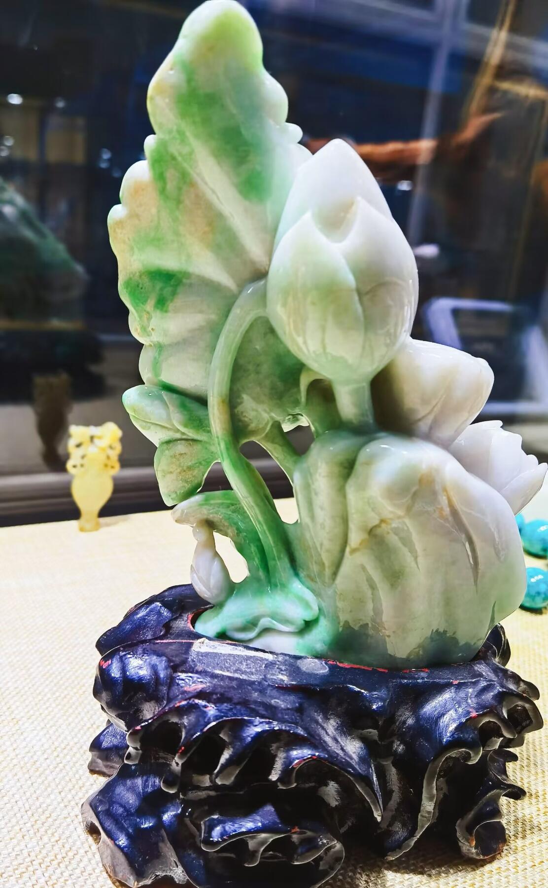 合家欢喜翡翠摆件双面精雕细刻，色泽鲜艳夺目，寓意吉祥。含底座尺寸：高：18宽11保质保量支持全国复检！