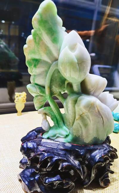合家欢喜翡翠摆件双面精雕细刻，色泽鲜艳夺目，寓意吉祥。含底座尺寸：高：18宽11保质保量支持全国复检！ - 合家欢喜翡翠摆件双面精雕细刻，色泽鲜艳夺目，寓意吉祥。含底座尺寸：高：18宽11保质保量支持全国复检！