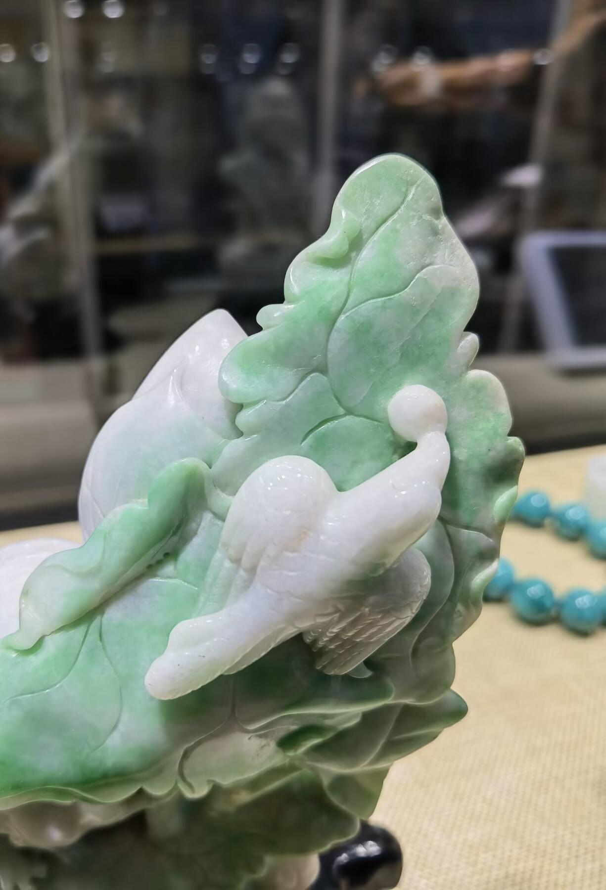 合家欢喜翡翠摆件双面精雕细刻，色泽鲜艳夺目，寓意吉祥。含底座尺寸：高：18宽11保质保量支持全国复检！