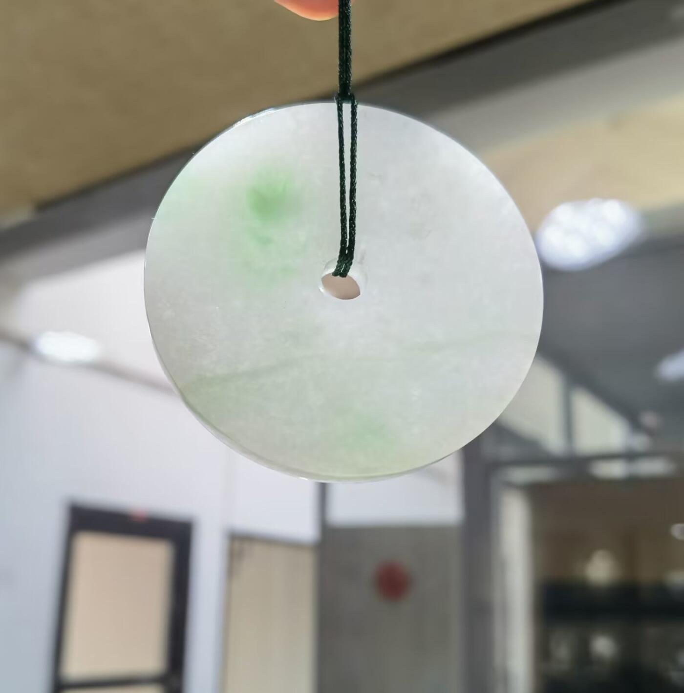 翡翠平安扣男款白底青平安扣男款霸气上档次，质地水润冰透飘阳绿，结构紧致细腻有光泽，无纹裂！尺寸：53*6保质保量支持全国复检