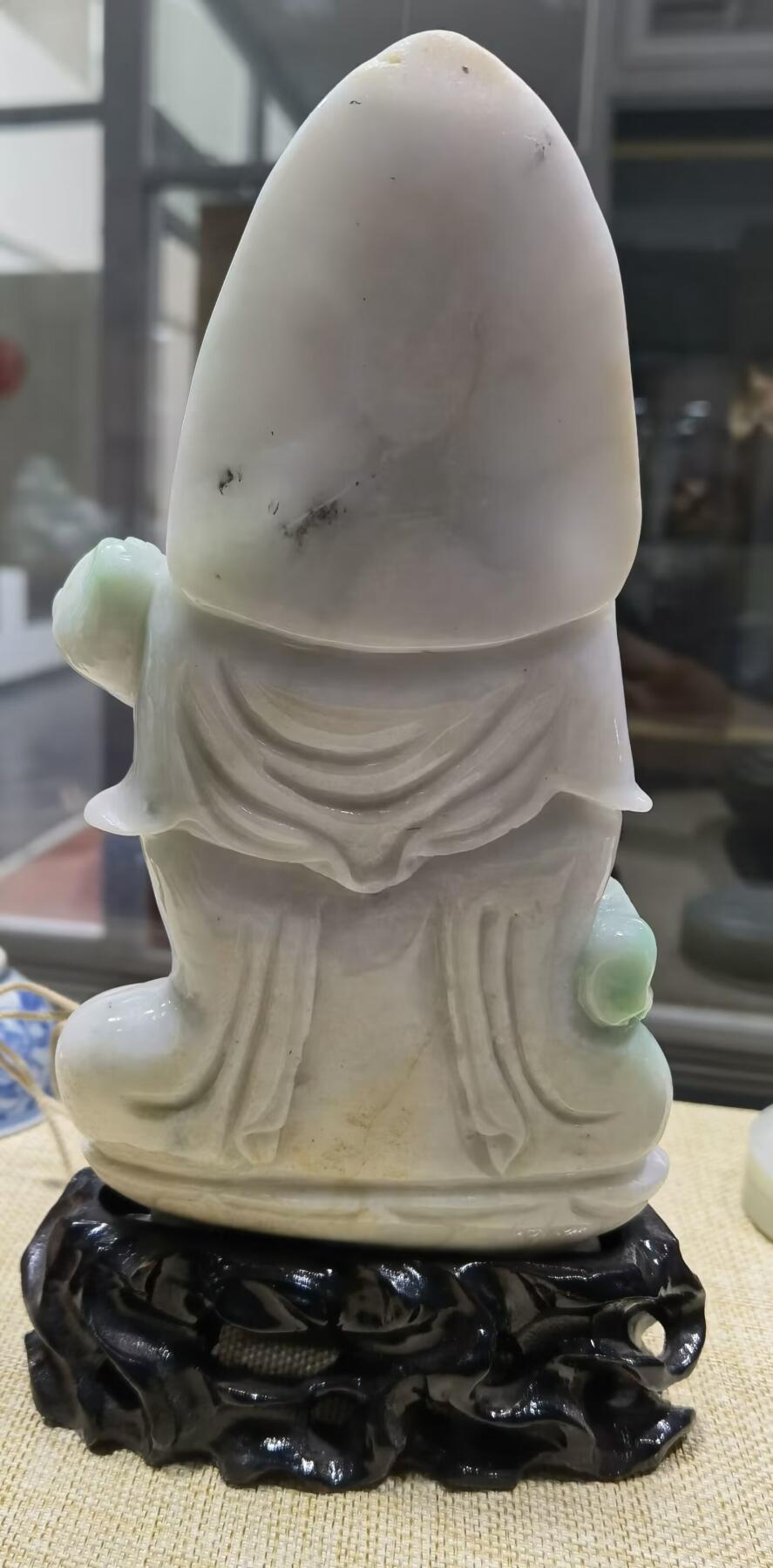 翡翠观音摆件白底带青翠，玉质结构紧致无颗粒感，大慈大悲救苦救难观世音菩萨，尺寸：含底座高：21.3宽13厚3