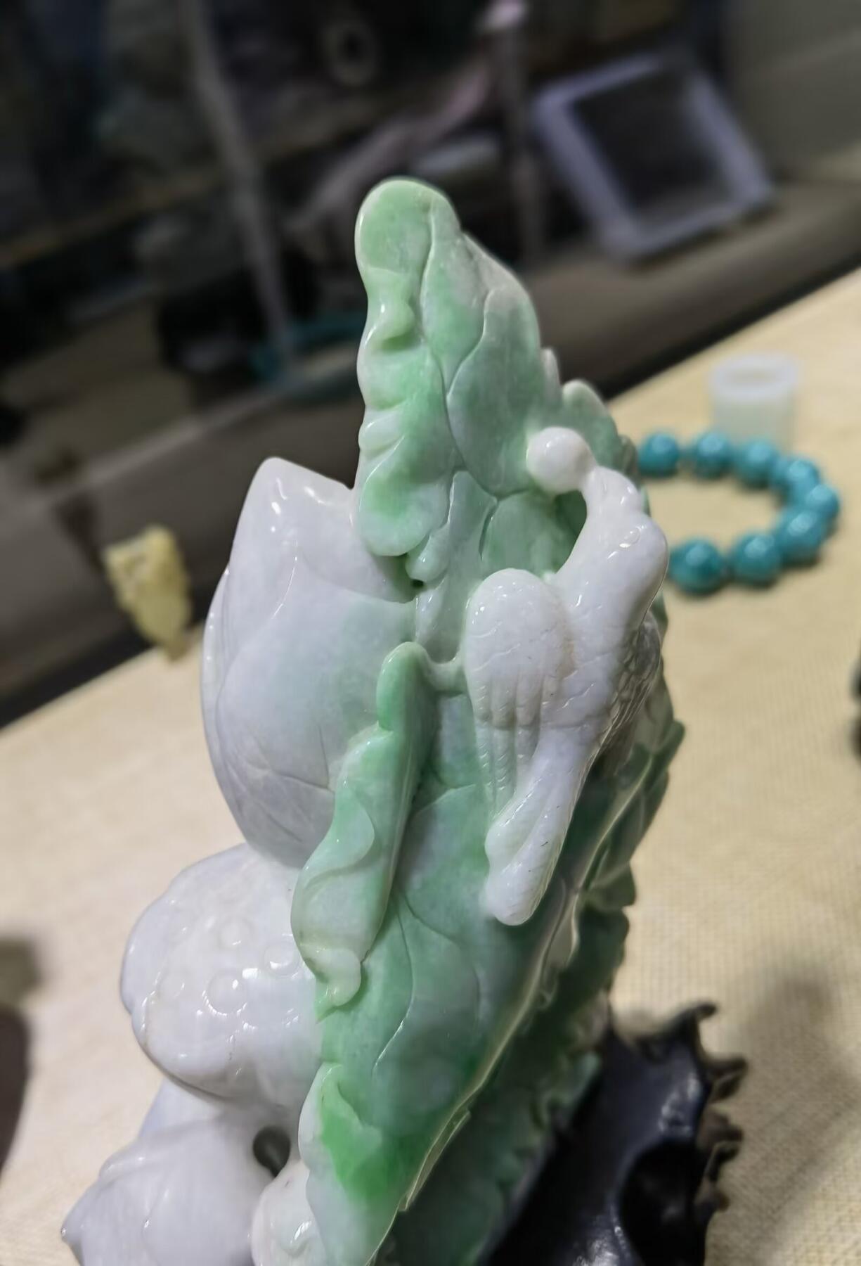 合家欢喜翡翠摆件双面精雕细刻，色泽鲜艳夺目，寓意吉祥。含底座尺寸：高：18宽11保质保量支持全国复检！