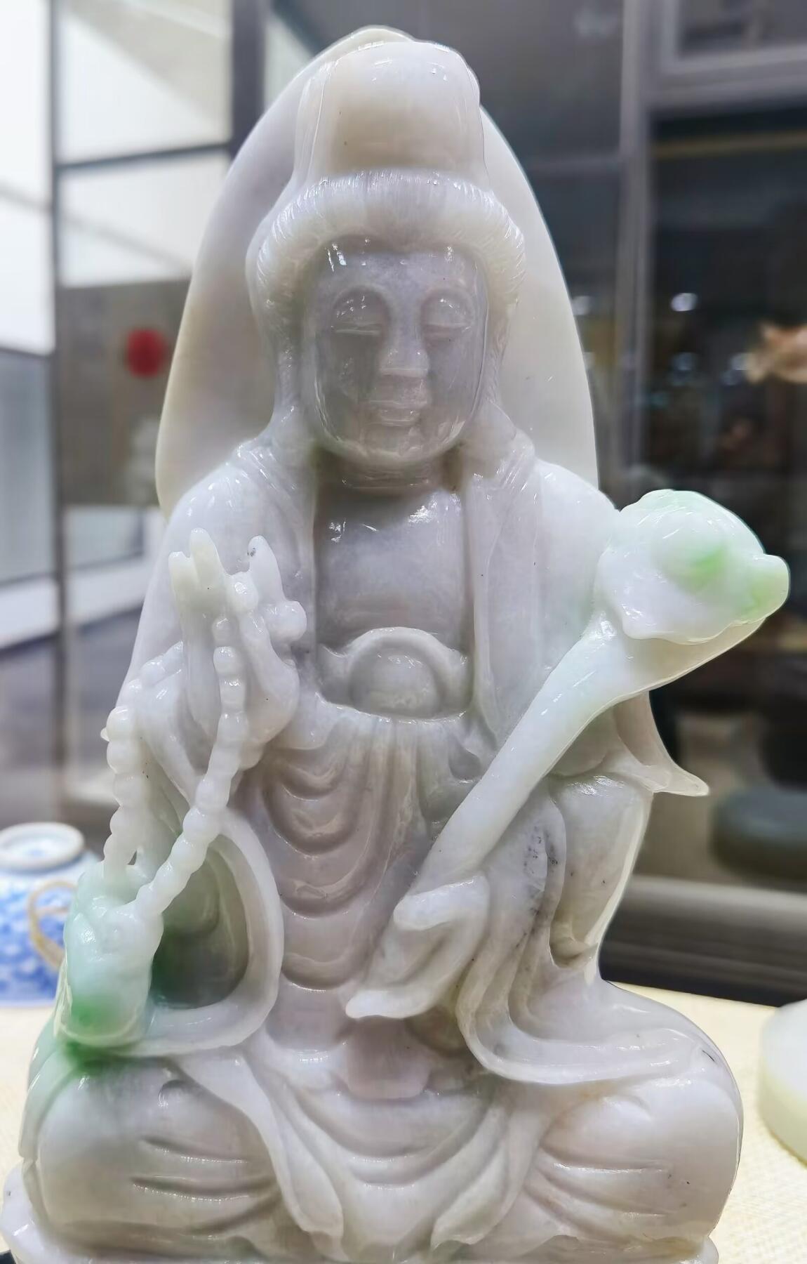翡翠观音摆件白底带青翠，玉质结构紧致无颗粒感，大慈大悲救苦救难观世音菩萨，尺寸：含底座高：21.3宽13厚3