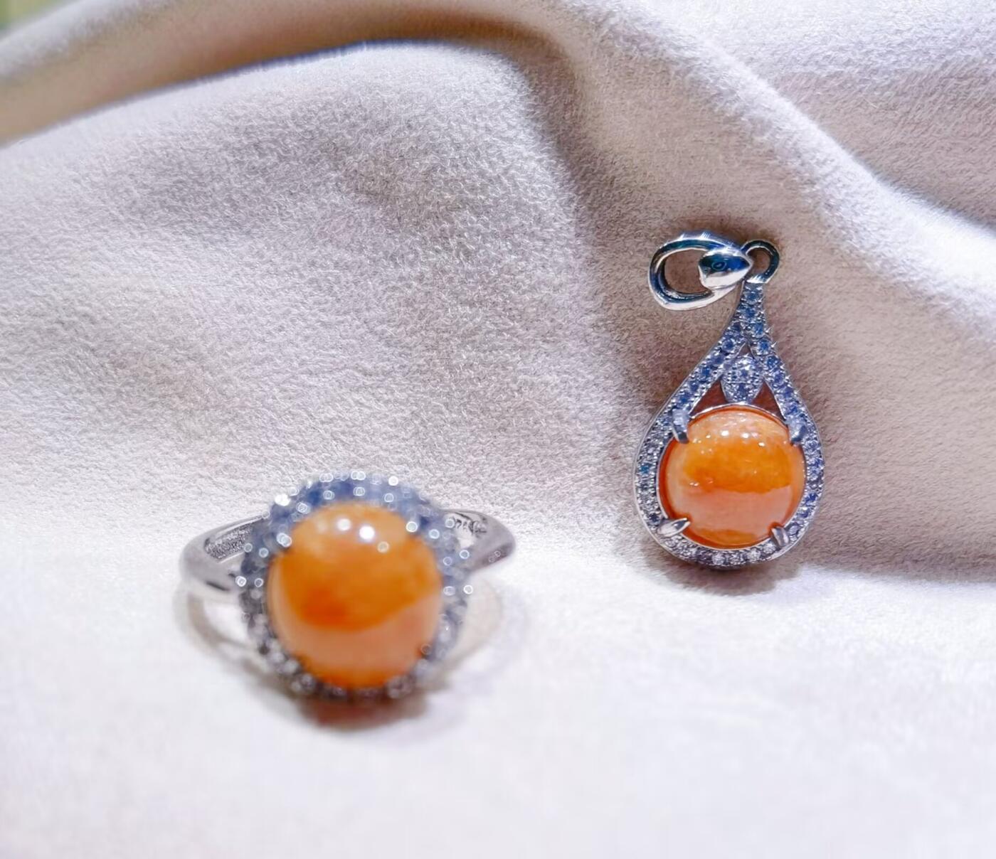 红翡戒指吊坠套装s925纯银镶嵌可调节圈口，天然红翡，佩戴优雅简约！捡漏从速，镶嵌费都不够！