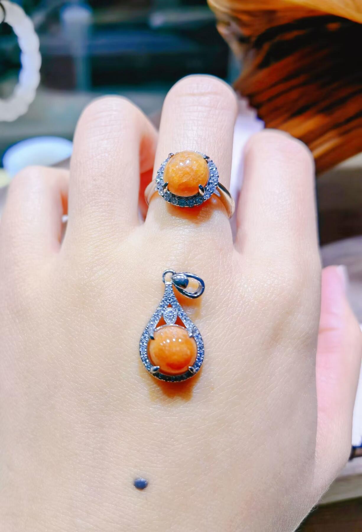 红翡戒指吊坠套装s925纯银镶嵌可调节圈口，天然红翡，佩戴优雅简约！捡漏从速，镶嵌费都不够！