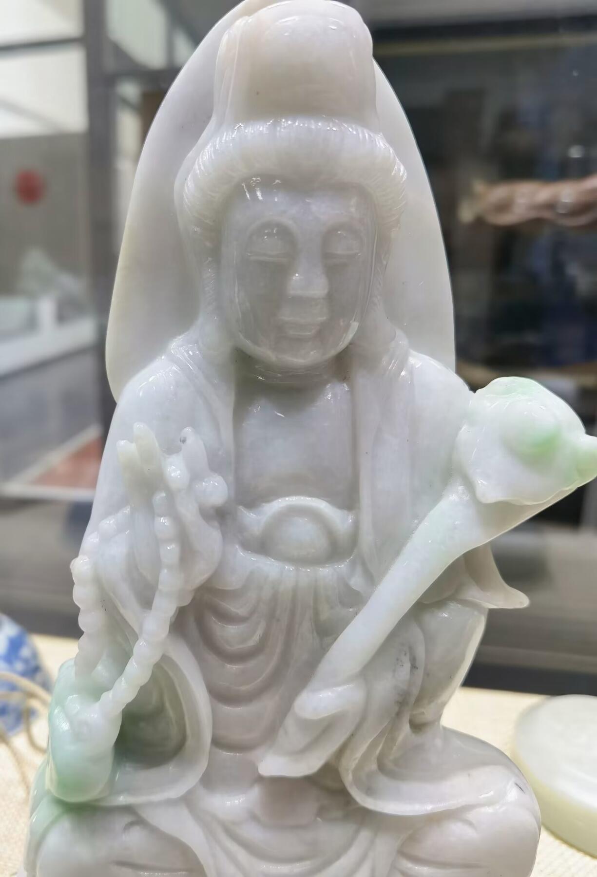 翡翠观音摆件白底带青翠，玉质结构紧致无颗粒感，大慈大悲救苦救难观世音菩萨，尺寸：含底座高：21.3宽13厚3