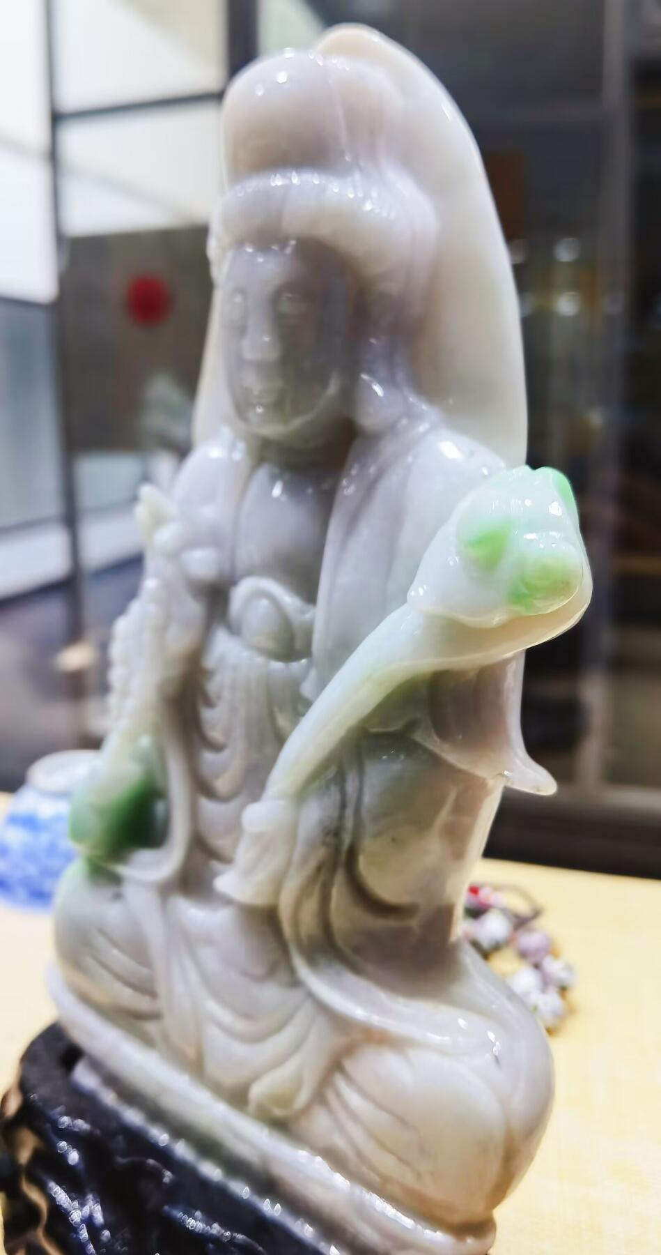 翡翠观音摆件白底带青翠，玉质结构紧致无颗粒感，大慈大悲救苦救难观世音菩萨，尺寸：含底座高：21.3宽13厚3