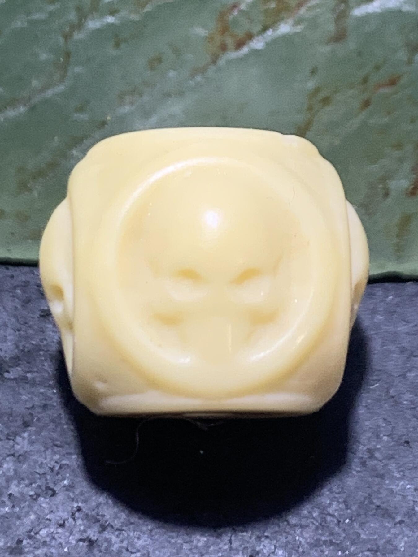 精美高玉化金膏玉雕刻骷髅珠一个，