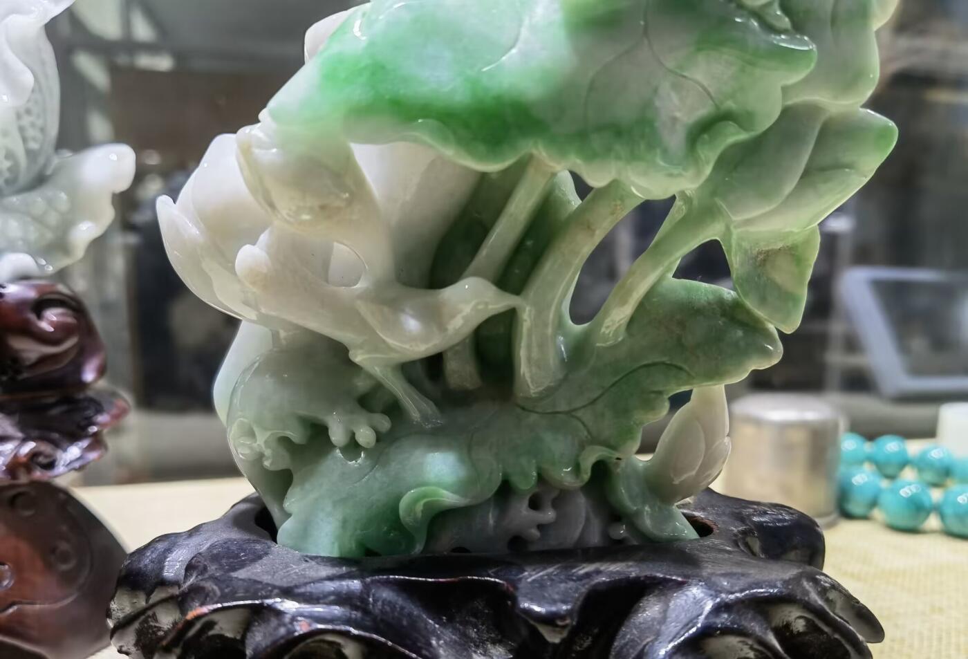 合家欢喜翡翠摆件双面精雕细刻，色泽鲜艳夺目，寓意吉祥。含底座尺寸：高：18宽11保质保量支持全国复检！