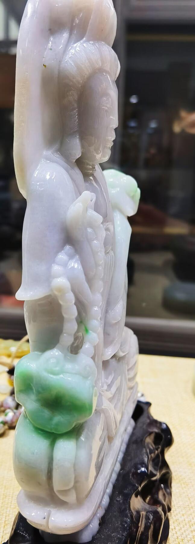 翡翠观音摆件白底带青翠，玉质结构紧致无颗粒感，大慈大悲救苦救难观世音菩萨，尺寸：含底座高：21.3宽13厚3