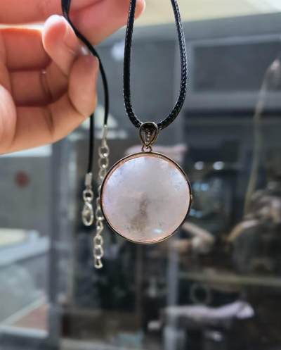 翡翠大圣归来翡翠银镶金大圣归来尺寸26如果说齐天大圣生来就是聪明机智、神通广大，不畏强权、敢于斗争、挑战权威，明辨善恶是非的。那么大圣归来的大圣，前期性格狂躁抑郁、看淡功与名，但是在后期与孤儿江流儿的相处之中，动恻隐之心，*终找回初心，完成自我救赎。 - 翡翠大圣归来翡翠银镶金大圣归来尺寸26如果说齐天大圣生来就是聪明机智、神通广大，不畏强权、敢于斗争、挑战权威，明辨善恶是非的。那么大圣归来的大圣，前期性格狂躁抑郁、看淡功与名，但是在后期与孤儿江流儿的相处之中，动恻隐之心，*终找回初心，完成自我救赎。