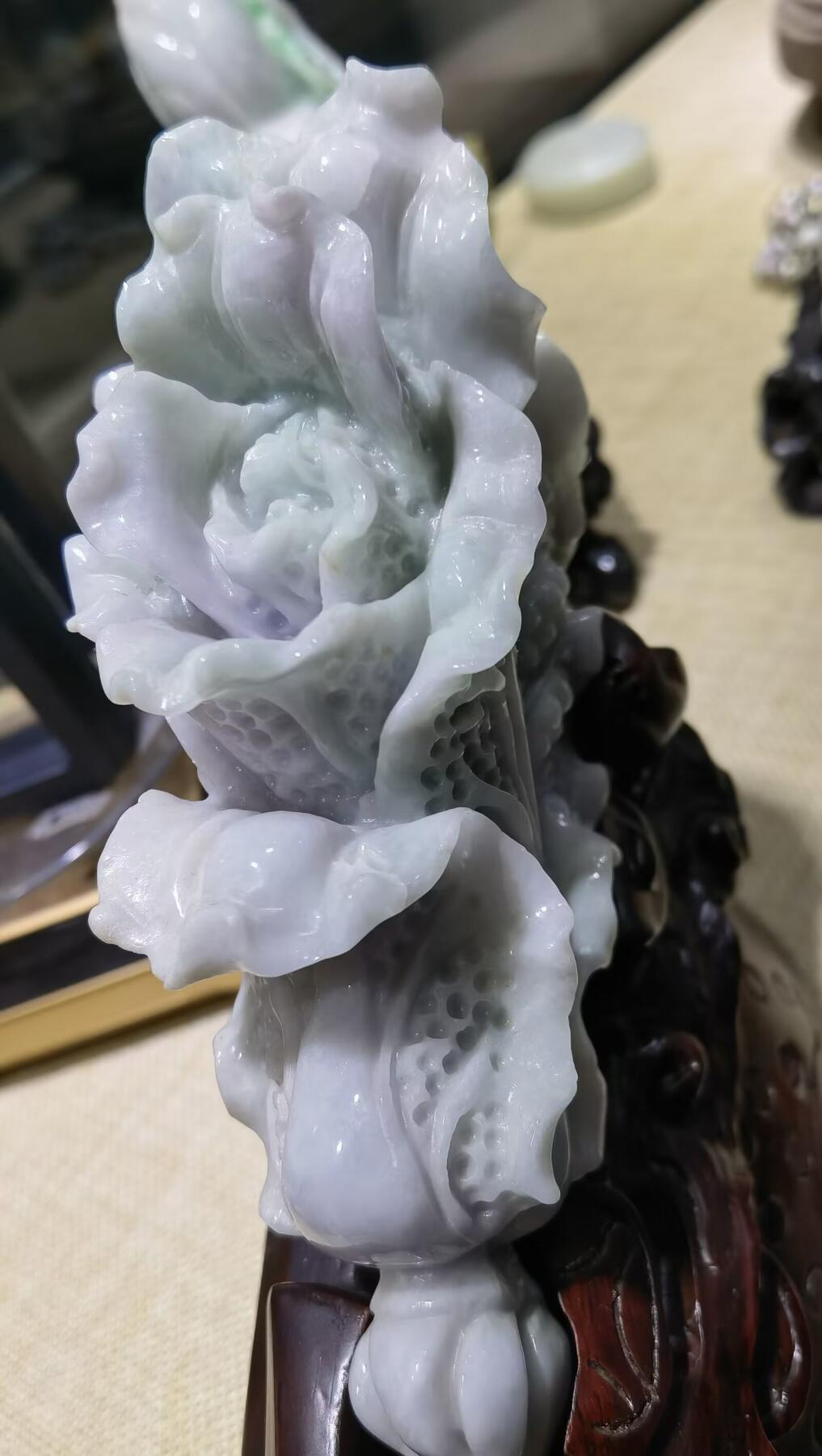 翡翠白菜摆件纯天然春彩双色白菜摆件，翡翠白菜的寓意，取自白菜的谐音，意为“百财”，有聚财、**、发财、百财聚来的含意；第二个寓意，取自白菜的颜色和外形，寓意清白。我国不少地区的老百姓在过春节的时候，都要吃两道家常菜，即长叶白菜和青菜，寓意天长地久，清清白白。尺寸含底座:15cm*13cm
