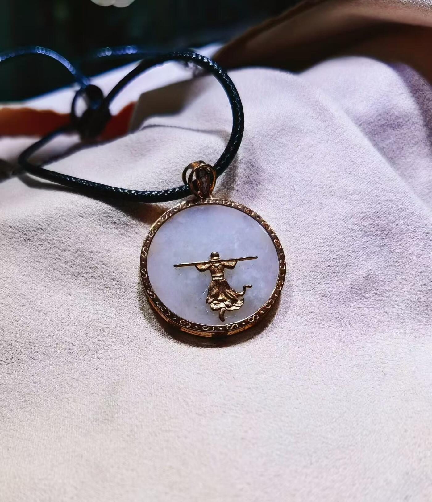 翡翠大圣归来翡翠银镶金大圣归来尺寸26如果说齐天大圣生来就是聪明机智、神通广大，不畏强权、敢于斗争、挑战权威，明辨善恶是非的。那么大圣归来的大圣，前期性格狂躁抑郁、看淡功与名，但是在后期与孤儿江流儿的相处之中，动恻隐之心，*终找回初心，完成自我救赎。