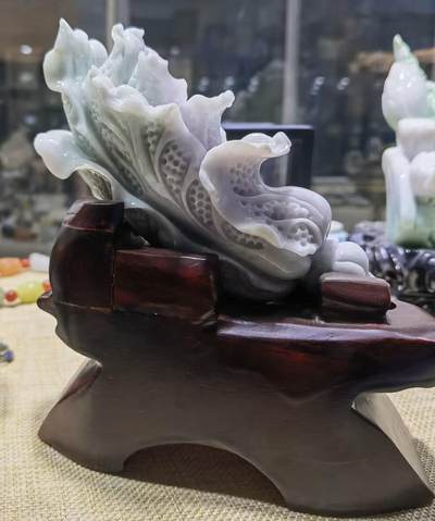 翡翠白菜摆件纯天然春彩双色白菜摆件，翡翠白菜的寓意，取自白菜的谐音，意为“百财”，有聚财、**、发财、百财聚来的含意；第二个寓意，取自白菜的颜色和外形，寓意清白。我国不少地区的老百姓在过春节的时候，都要吃两道家常菜，即长叶白菜和青菜，寓意天长地久，清清白白。尺寸含底座:15cm*13cm - 翡翠白菜摆件纯天然春彩双色白菜摆件，翡翠白菜的寓意，取自白菜的谐音，意为“百财”，有聚财、**、发财、百财聚来的含意；第二个寓意，取自白菜的颜色和外形，寓意清白。我国不少地区的老百姓在过春节的时候，都要吃两道家常菜，即长叶白菜和青菜，寓意天长地久，清清白白。尺寸含底座:15cm*13cm