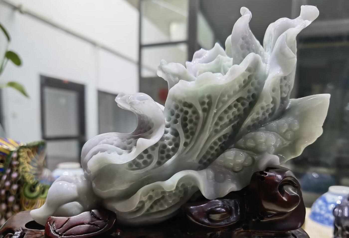 翡翠白菜摆件纯天然春彩双色白菜摆件，翡翠白菜的寓意，取自白菜的谐音，意为“百财”，有聚财、**、发财、百财聚来的含意；第二个寓意，取自白菜的颜色和外形，寓意清白。我国不少地区的老百姓在过春节的时候，都要吃两道家常菜，即长叶白菜和青菜，寓意天长地久，清清白白。尺寸含底座:15cm*13cm