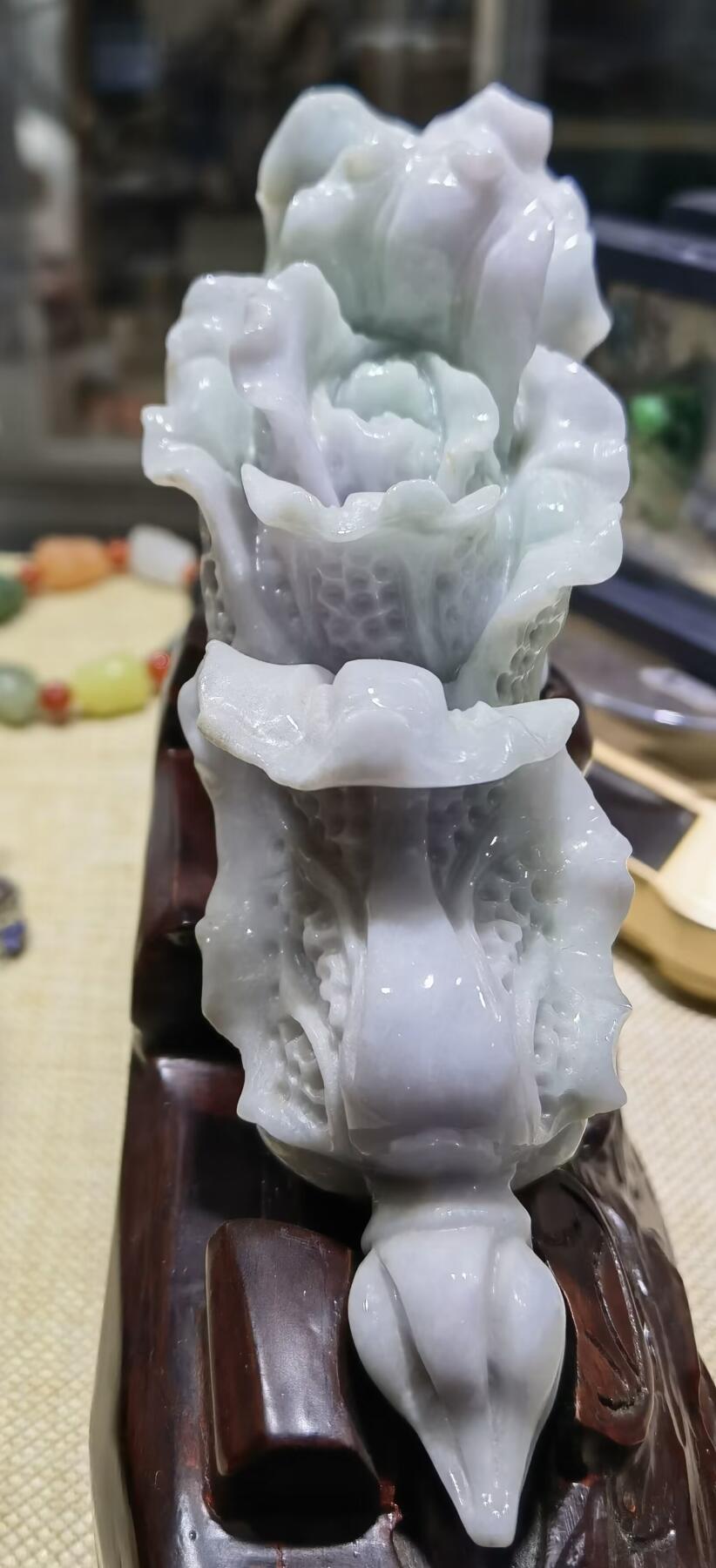 翡翠白菜摆件纯天然春彩双色白菜摆件，翡翠白菜的寓意，取自白菜的谐音，意为“百财”，有聚财、**、发财、百财聚来的含意；第二个寓意，取自白菜的颜色和外形，寓意清白。我国不少地区的老百姓在过春节的时候，都要吃两道家常菜，即长叶白菜和青菜，寓意天长地久，清清白白。尺寸含底座:15cm*13cm