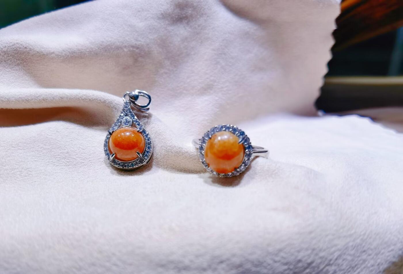 红翡戒指吊坠套装s925纯银镶嵌可调节圈口，天然红翡，佩戴优雅简约！捡漏从速，镶嵌费都不够！