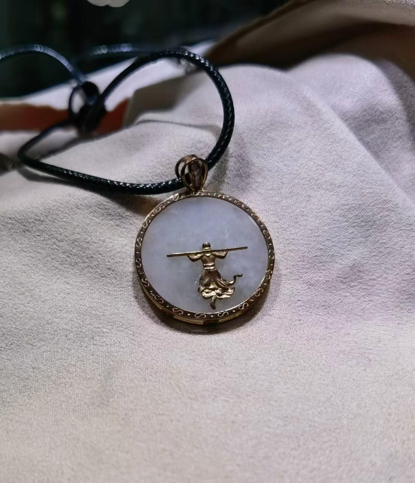 翡翠大圣归来翡翠银镶金大圣归来尺寸26如果说齐天大圣生来就是聪明机智、神通广大，不畏强权、敢于斗争、挑战权威，明辨善恶是非的。那么大圣归来的大圣，前期性格狂躁抑郁、看淡功与名，但是在后期与孤儿江流儿的相处之中，动恻隐之心，*终找回初心，完成自我救赎。