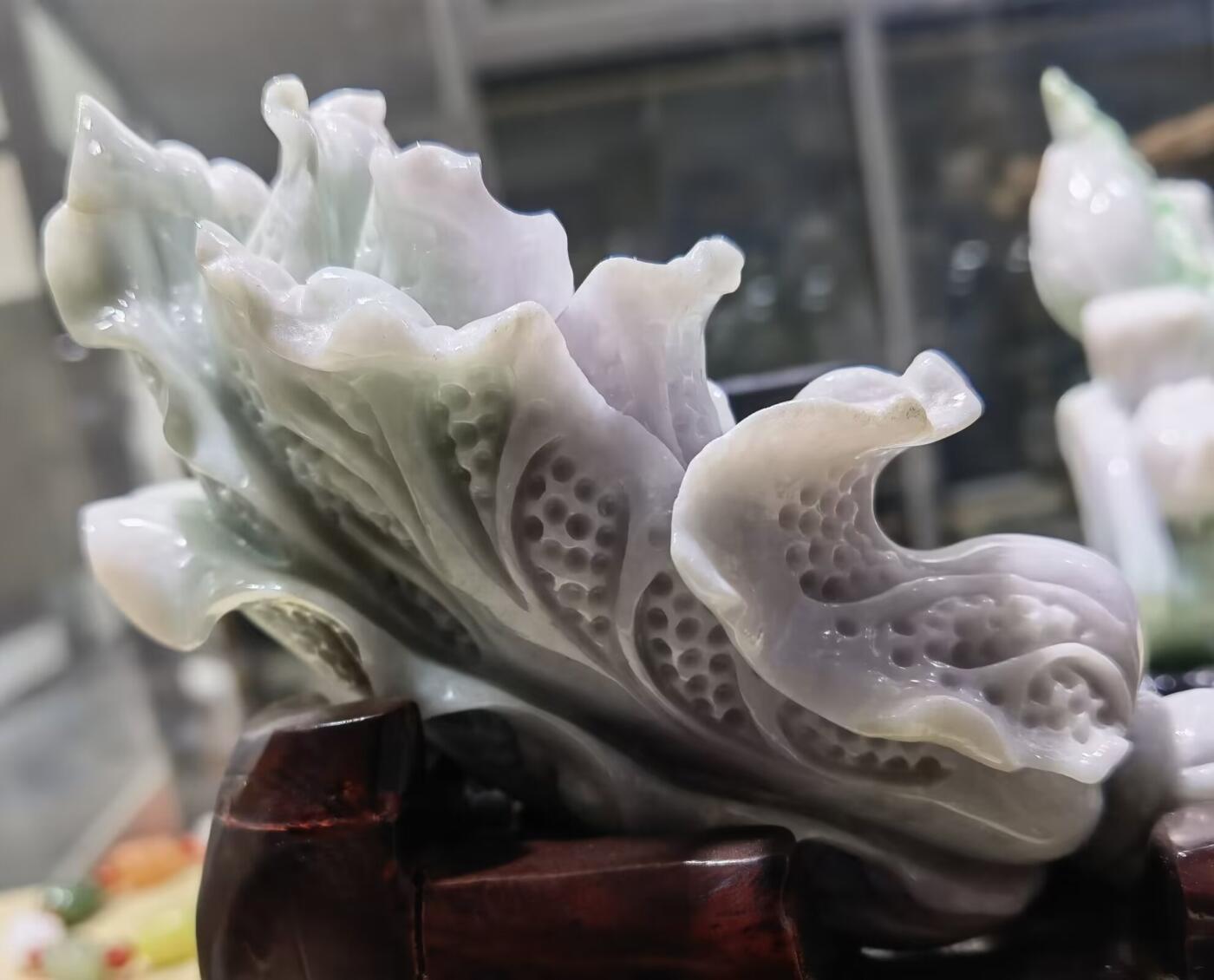 翡翠白菜摆件纯天然春彩双色白菜摆件，翡翠白菜的寓意，取自白菜的谐音，意为“百财”，有聚财、**、发财、百财聚来的含意；第二个寓意，取自白菜的颜色和外形，寓意清白。我国不少地区的老百姓在过春节的时候，都要吃两道家常菜，即长叶白菜和青菜，寓意天长地久，清清白白。尺寸含底座:15cm*13cm
