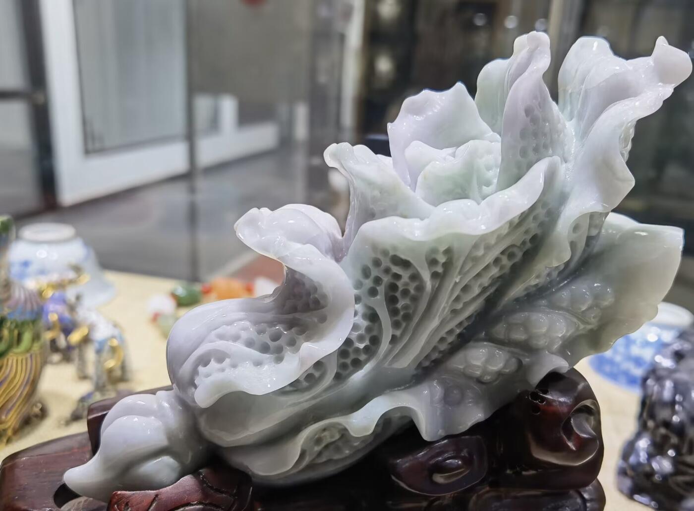 翡翠白菜摆件纯天然春彩双色白菜摆件，翡翠白菜的寓意，取自白菜的谐音，意为“百财”，有聚财、**、发财、百财聚来的含意；第二个寓意，取自白菜的颜色和外形，寓意清白。我国不少地区的老百姓在过春节的时候，都要吃两道家常菜，即长叶白菜和青菜，寓意天长地久，清清白白。尺寸含底座:15cm*13cm
