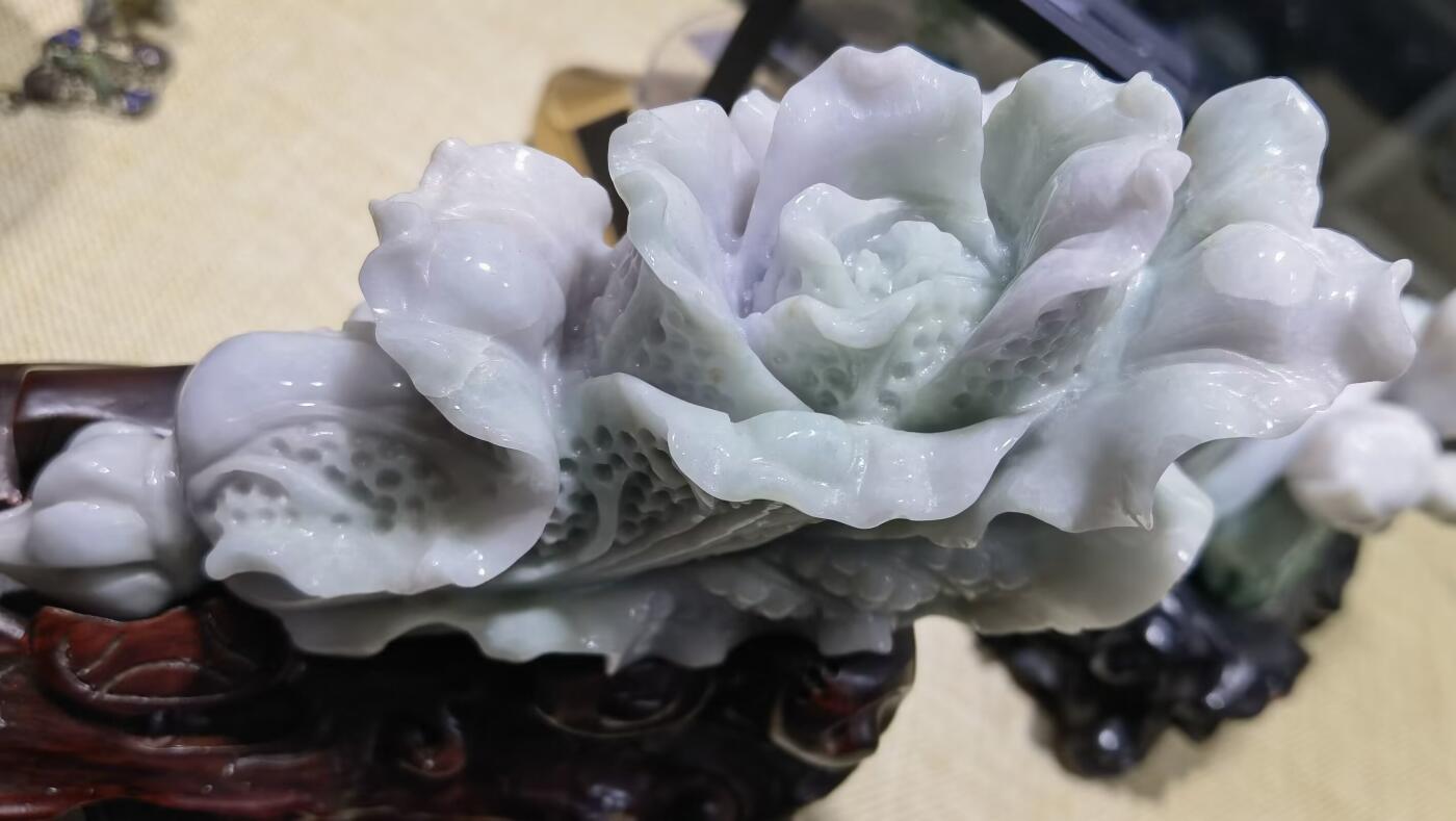 翡翠白菜摆件纯天然春彩双色白菜摆件，翡翠白菜的寓意，取自白菜的谐音，意为“百财”，有聚财、**、发财、百财聚来的含意；第二个寓意，取自白菜的颜色和外形，寓意清白。我国不少地区的老百姓在过春节的时候，都要吃两道家常菜，即长叶白菜和青菜，寓意天长地久，清清白白。尺寸含底座:15cm*13cm