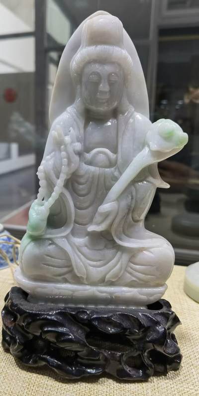 翡翠观音摆件白底带青翠，玉质结构紧致无颗粒感，大慈大悲救苦救难观世音菩萨，尺寸：含底座高：21.3宽13厚3 - 翡翠观音摆件白底带青翠，玉质结构紧致无颗粒感，大慈大悲救苦救难观世音菩萨，尺寸：含底座高：21.3宽13厚3
