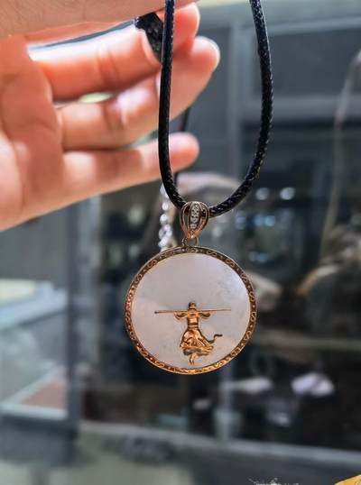 翡翠大圣归来翡翠银镶金大圣归来尺寸26如果说齐天大圣生来就是聪明机智、神通广大，不畏强权、敢于斗争、挑战权威，明辨善恶是非的。那么大圣归来的大圣，前期性格狂躁抑郁、看淡功与名，但是在后期与孤儿江流儿的相处之中，动恻隐之心，*终找回初心，完成自我救赎。 - 翡翠大圣归来翡翠银镶金大圣归来尺寸26如果说齐天大圣生来就是聪明机智、神通广大，不畏强权、敢于斗争、挑战权威，明辨善恶是非的。那么大圣归来的大圣，前期性格狂躁抑郁、看淡功与名，但是在后期与孤儿江流儿的相处之中，动恻隐之心，*终找回初心，完成自我救赎。