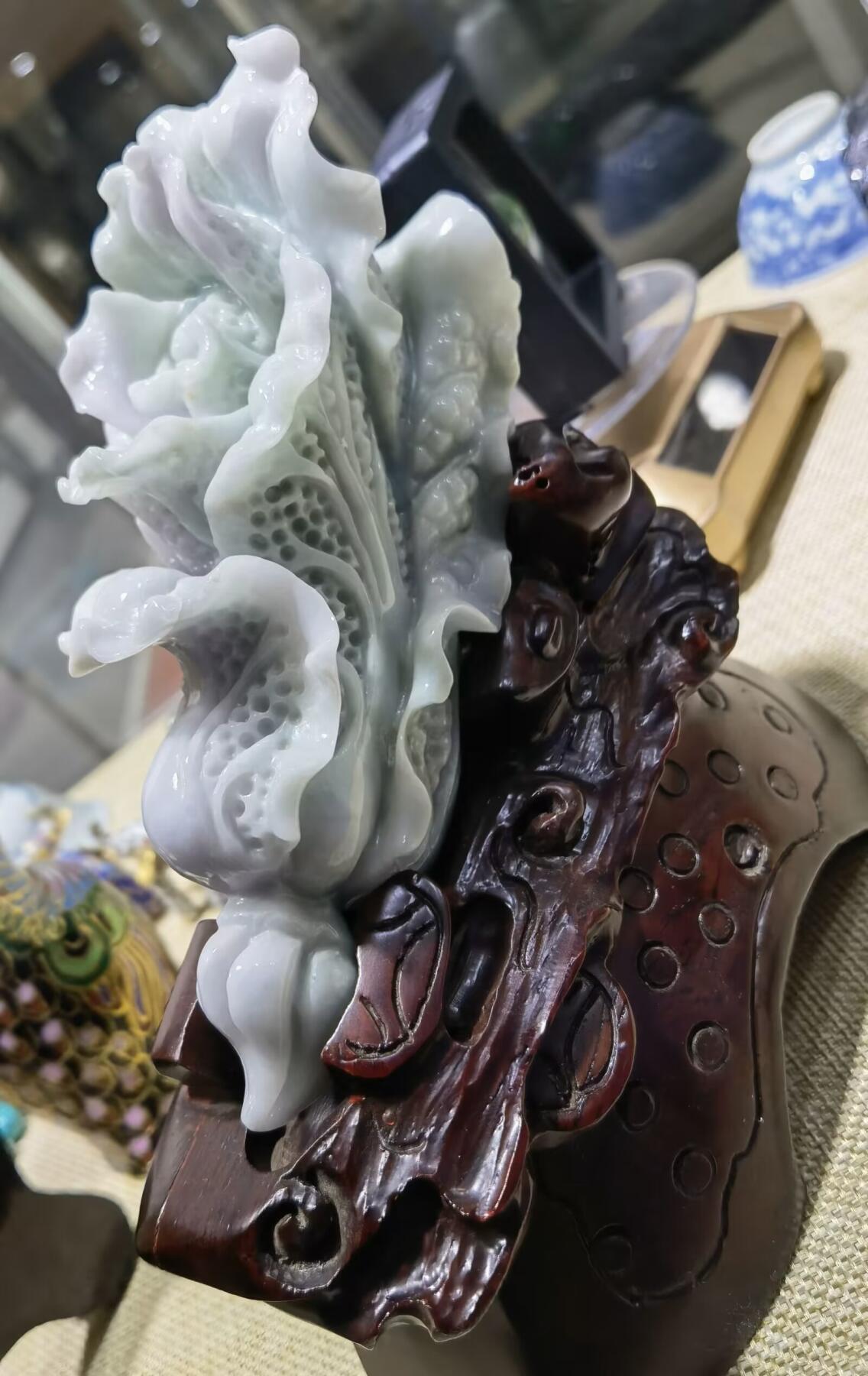 翡翠白菜摆件纯天然春彩双色白菜摆件，翡翠白菜的寓意，取自白菜的谐音，意为“百财”，有聚财、**、发财、百财聚来的含意；第二个寓意，取自白菜的颜色和外形，寓意清白。我国不少地区的老百姓在过春节的时候，都要吃两道家常菜，即长叶白菜和青菜，寓意天长地久，清清白白。尺寸含底座:15cm*13cm