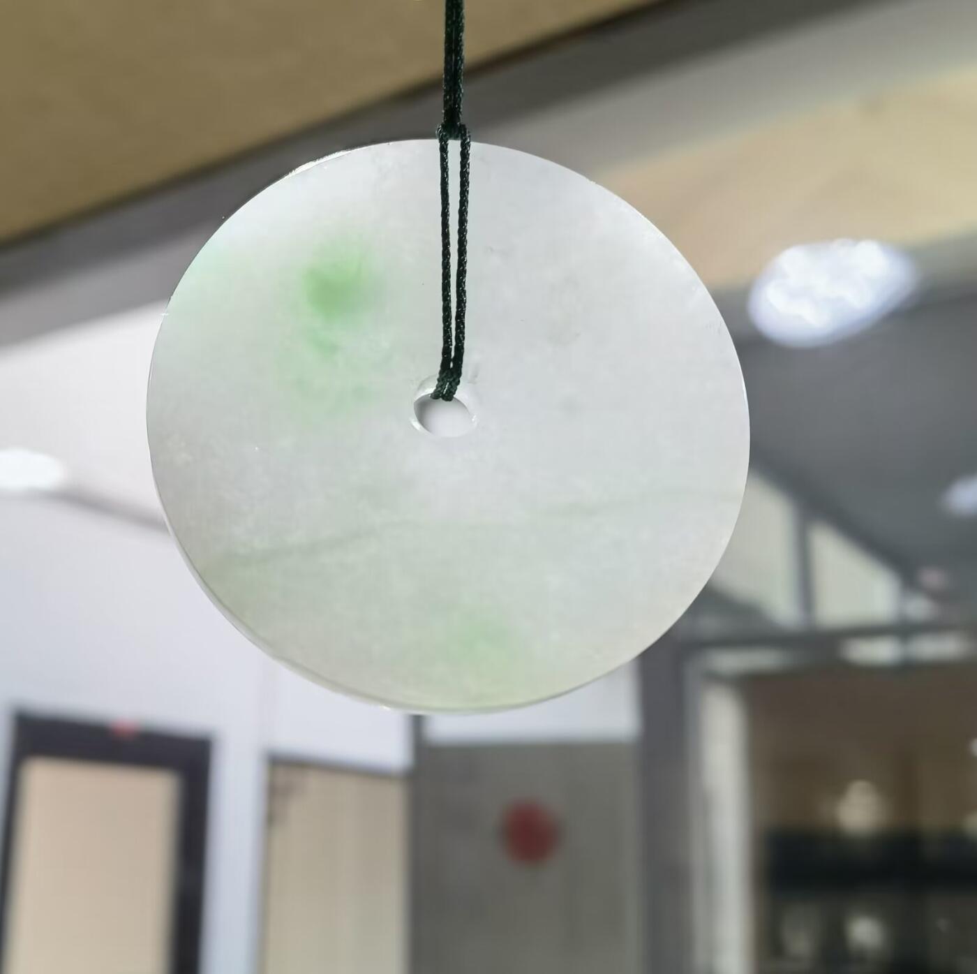 翡翠平安扣男款白底青平安扣男款霸气上档次，质地水润冰透飘阳绿，结构紧致细腻有光泽，无纹裂！尺寸：53*6保质保量支持全国复检