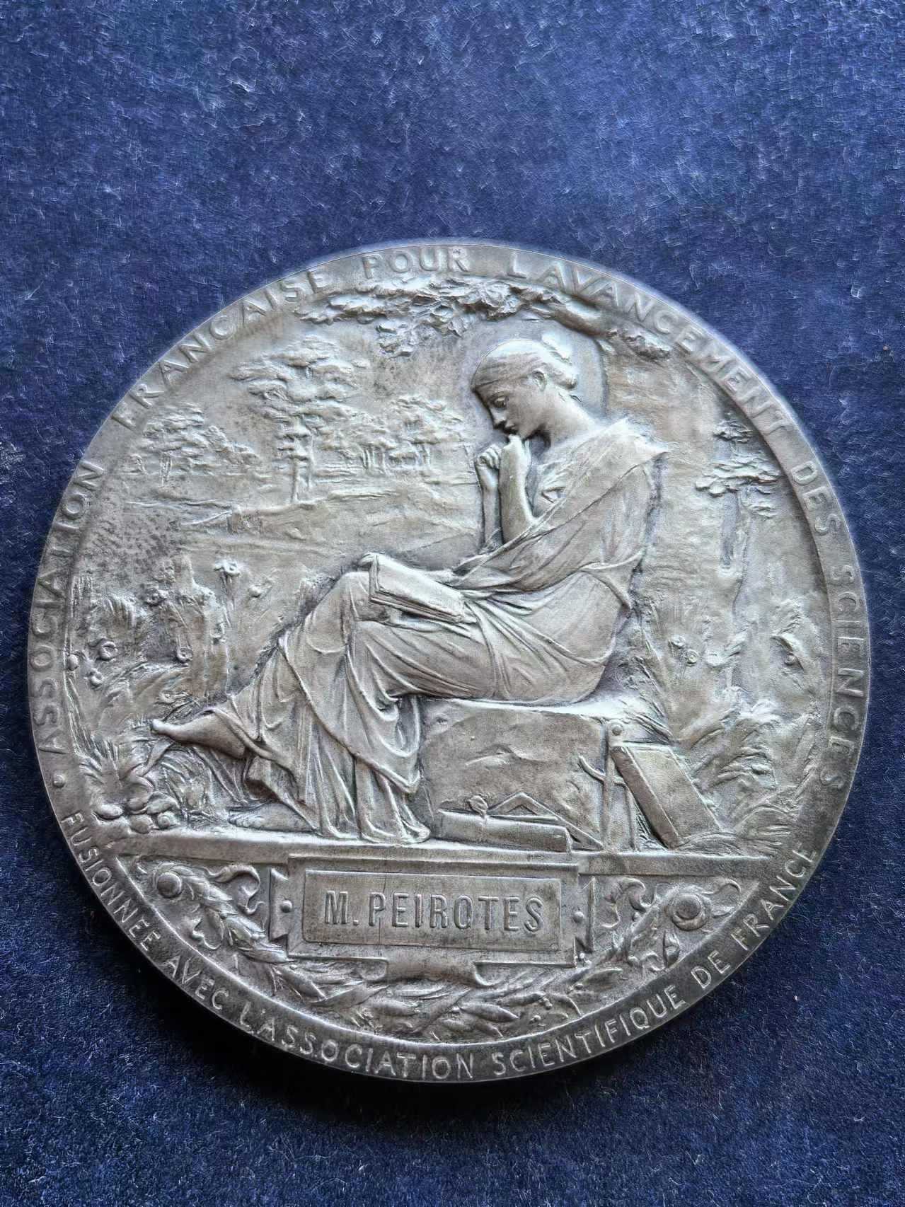 法国镀银铜章，科学促进会，大师roty作品，直径68mm Jacques, Laurent Peirotes 1869 - 1935 记者、社会主义活动家和政治家。曾任阿尔萨斯-洛林州议会议员（1911-1918年），国会议员（1912-1918）。市议员（1902年）和斯特拉斯堡市长（1918年-1929）