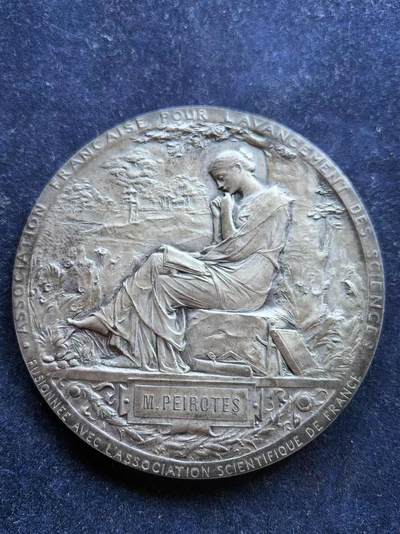法国镀银铜章，科学促进会，大师roty作品，直径68mm Jacques, Laurent Peirotes 1869 - 1935 记者、社会主义活动家和政治家。曾任阿尔萨斯-洛林州议会议员（1911-1918年），国会议员（1912-1918）。市议员（1902年）和斯特拉斯堡市长（1918年-1929） - 法国镀银铜章，科学促进会，大师roty作品，直径68mm Jacques, Laurent Peirotes 1869 - 1935 记者、社会主义活动家和政治家。曾任阿尔萨斯-洛林州议会议员（1911-1918年），国会议员（1912-1918）。市议员（1902年）和斯特拉斯堡市长（1918年-1929）