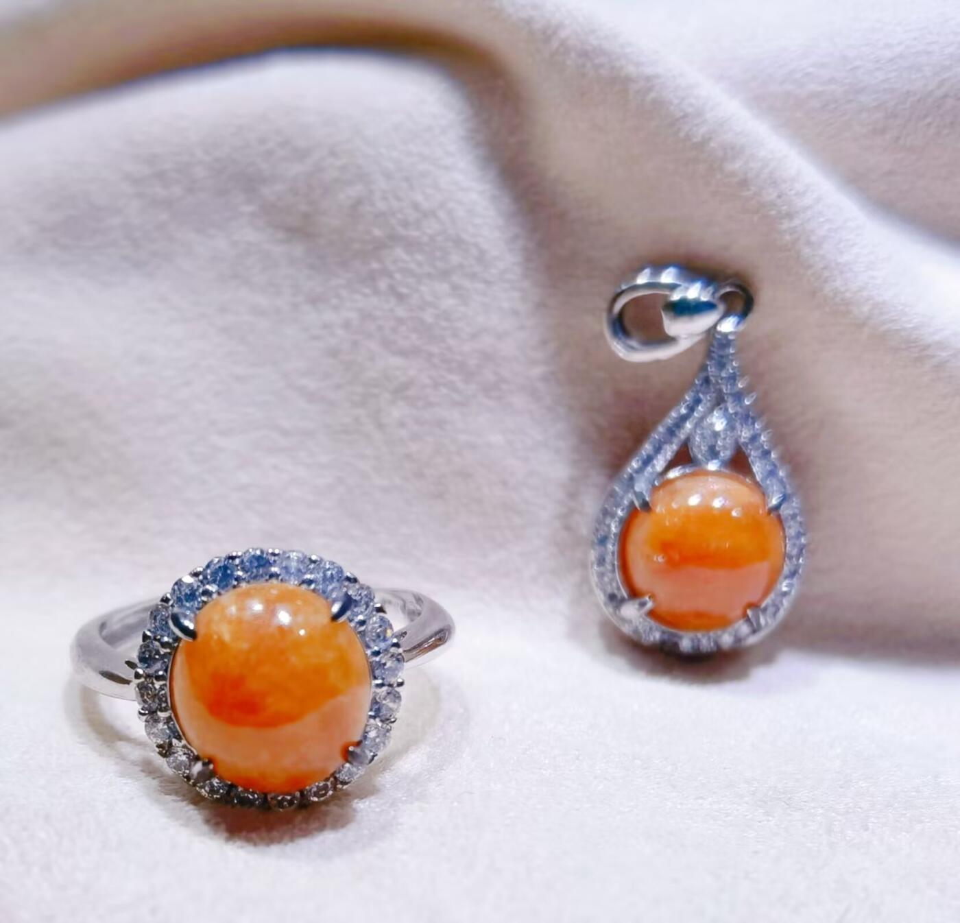 红翡戒指吊坠套装s925纯银镶嵌可调节圈口，天然红翡，佩戴优雅简约！捡漏从速，镶嵌费都不够！