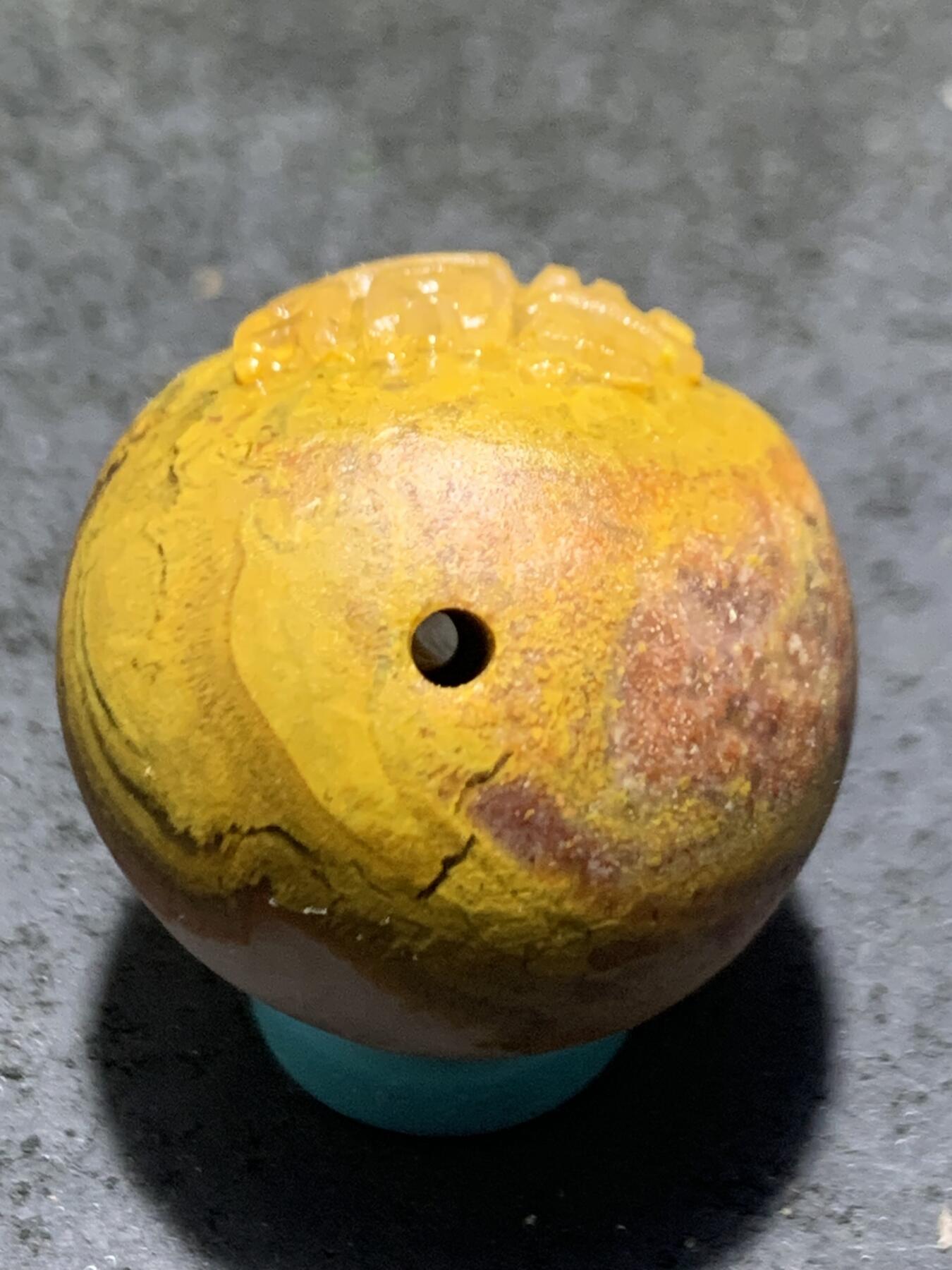 精美冰飘草花纹糖心料亚光战国红玛瑙手工俏色巧雕禅字随形珠一个，