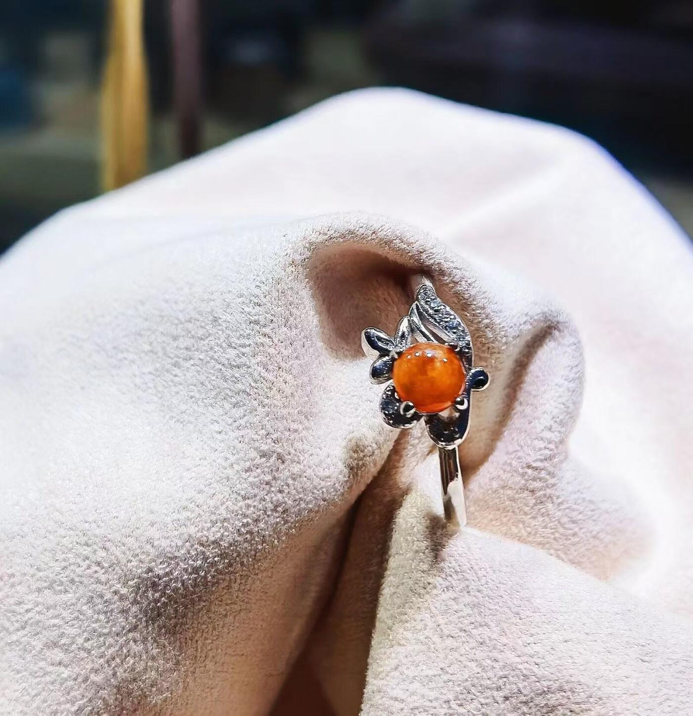 纯天然红翡女戒，纯银镶嵌可调节指圈！裸石尺寸:.0.6cm！谢绝议价，就一镶嵌费，石头白送！