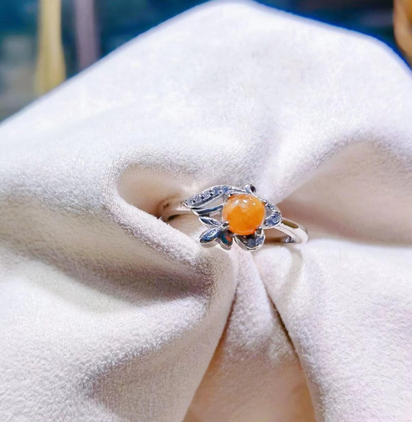 纯天然红翡女戒，纯银镶嵌可调节指圈！裸石尺寸:.0.6cm！谢绝议价，就一镶嵌费，石头白送！
