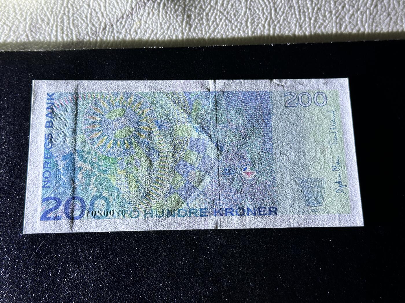 《外钞收藏家》第四百一十八期 挪威200克朗 UNC- 有两道压痕
