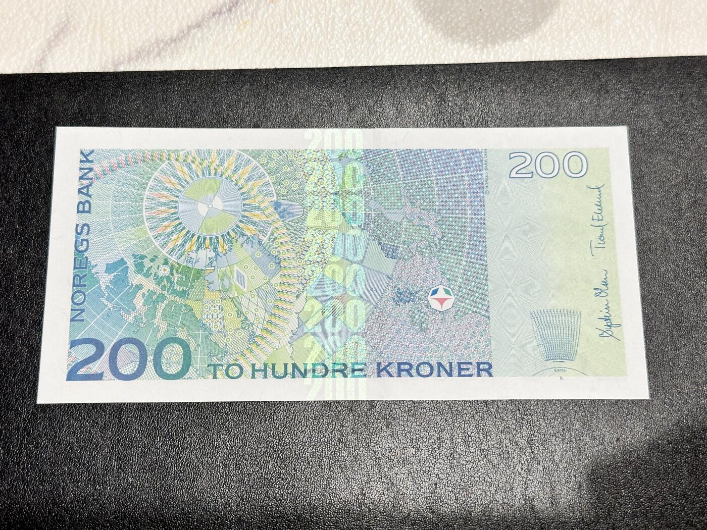 《外钞收藏家》第四百一十八期 挪威200克朗 UNC- 有两道压痕