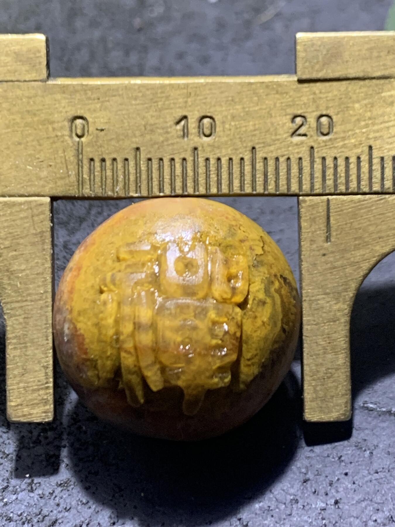 精美冰飘草花纹糖心料亚光战国红玛瑙手工俏色巧雕禅字随形珠一个，