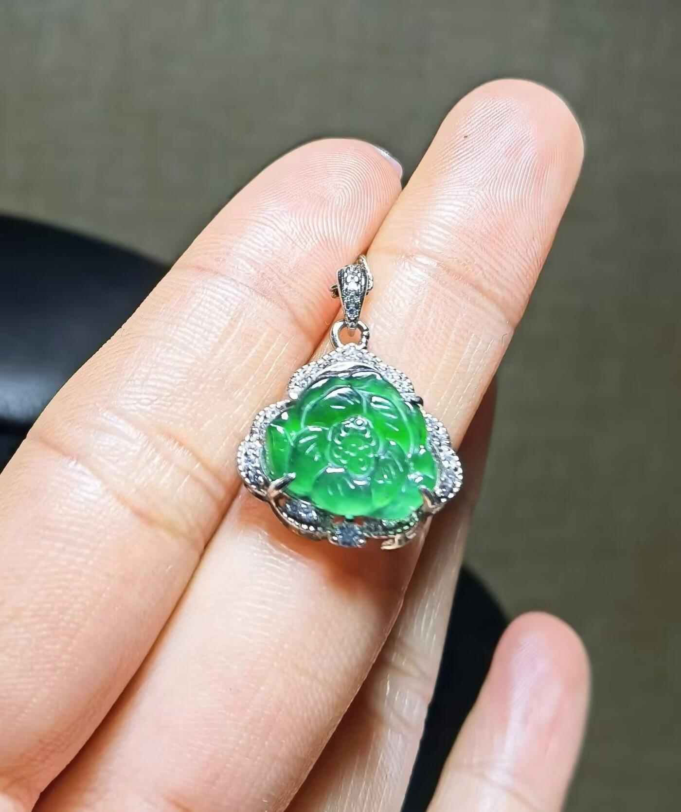 花开富贵吊坠宝髻琼瑶缀，仙衣翡翠裁。一枝长伴荔枝来。付与玉人和笑、插鸾钗。老辣绿花开富贵翠色饱满无杂质水润冰透可代镶金！
